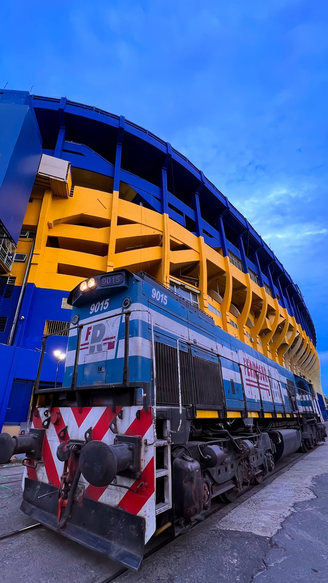AlejoSerafino's tweet photo. Década del 60, del 70, del 80 y la actualidad.

Toda una vida con la misma identidad: la del pueblo y el carnaval. 

Boca Juniors es la combinación perfecta entre la gloria mundial y el arraigo a sus orígines.

La Boca, el arte, los buques, el ferrocarril, Caminito, la pizza, los hijos de los inmigrantes, el río y el tango. 

Este Club simboliza el equilibrio exacto entre la gambeta y la marca. Somos el talento de Maradona y la viveza de Rattin.

Algunos equipos se destacan por su paladar futbolístico, otros por su gente y otros  por sus títulos. 

El Xeneize reúne todas esas virtudes, y por eso es el Club más grande de América.