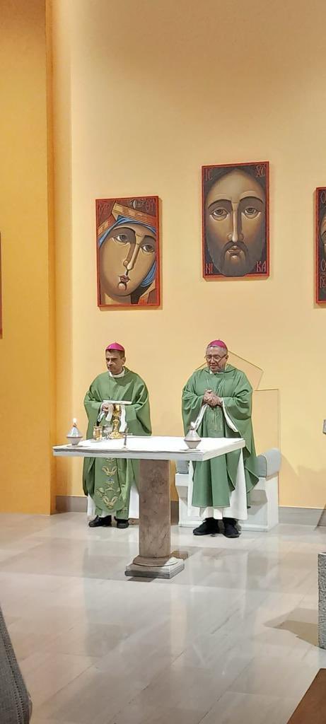 inesanma's tweet image. Bishop Rolando Álvarez and 18 other religious political prisoners (a bishop, 15 priests, 2 seminarians) have been released from prison, exiled. They are currently in Rome.

In the right picture, they're with Cardinal Parolin, the Vatican's Secretary of State.