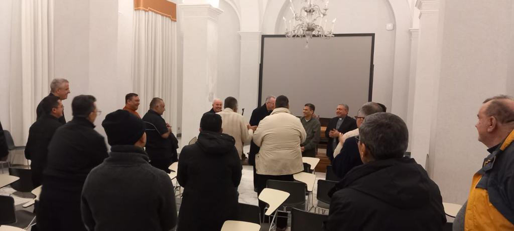 inesanma's tweet image. Bishop Rolando Álvarez and 18 other religious political prisoners (a bishop, 15 priests, 2 seminarians) have been released from prison, exiled. They are currently in Rome.

In the right picture, they're with Cardinal Parolin, the Vatican's Secretary of State.