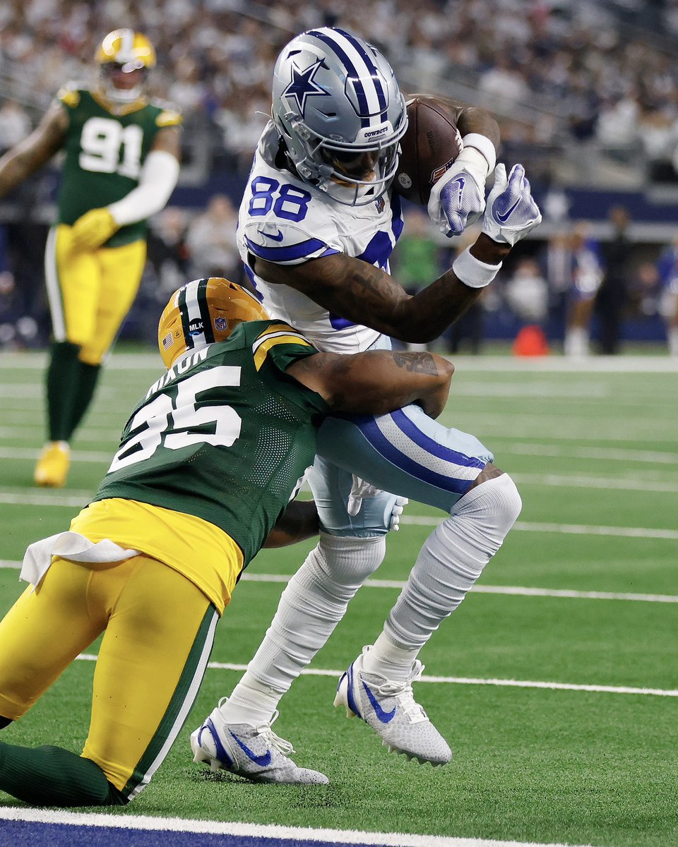 ComplexSneakers's tweet image. CeeDee Lamb wearing Nike Kobe 6 cleats against the Packers.