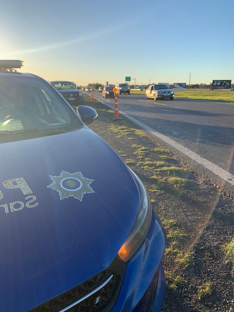RedSegVial's tweet photo. #OperativoRetorno
Policía de seguridad vial monitorea la circulación en Autopista Rosario Córdoba desde #Funes a #Rosario.
Se registra tránsito fluido, sin congestionamiento.
✅ Seguimos cuidando tus viajes. https://t.co/9zGSMJq89n