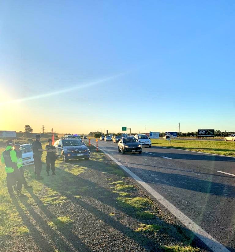 RedSegVial's tweet photo. #OperativoRetorno
Policía de seguridad vial monitorea la circulación en Autopista Rosario Córdoba desde #Funes a #Rosario.
Se registra tránsito fluido, sin congestionamiento.
✅ Seguimos cuidando tus viajes. https://t.co/9zGSMJq89n