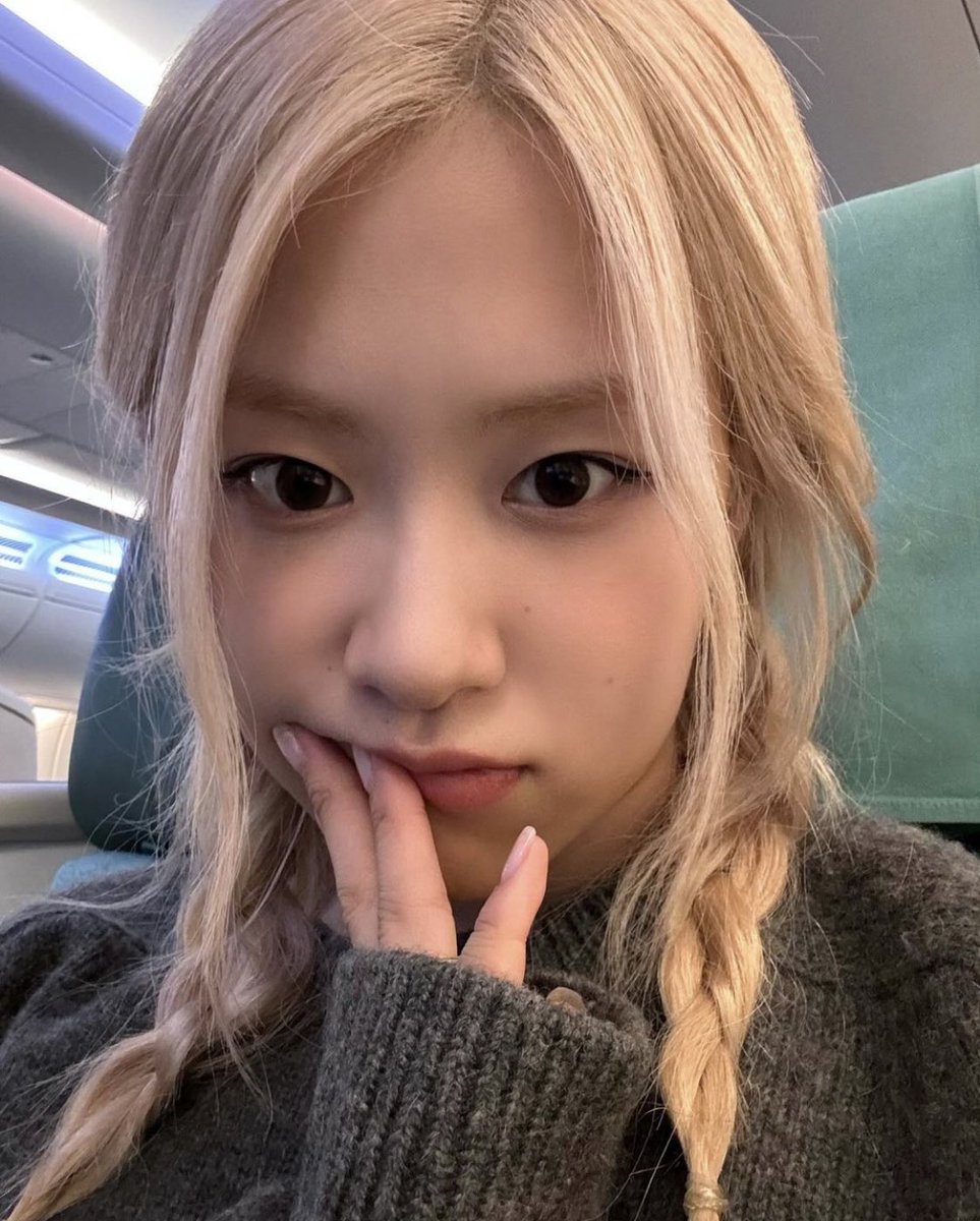 dailyroseselca's tweet photo. https://t.co/iO3SqyjwvY