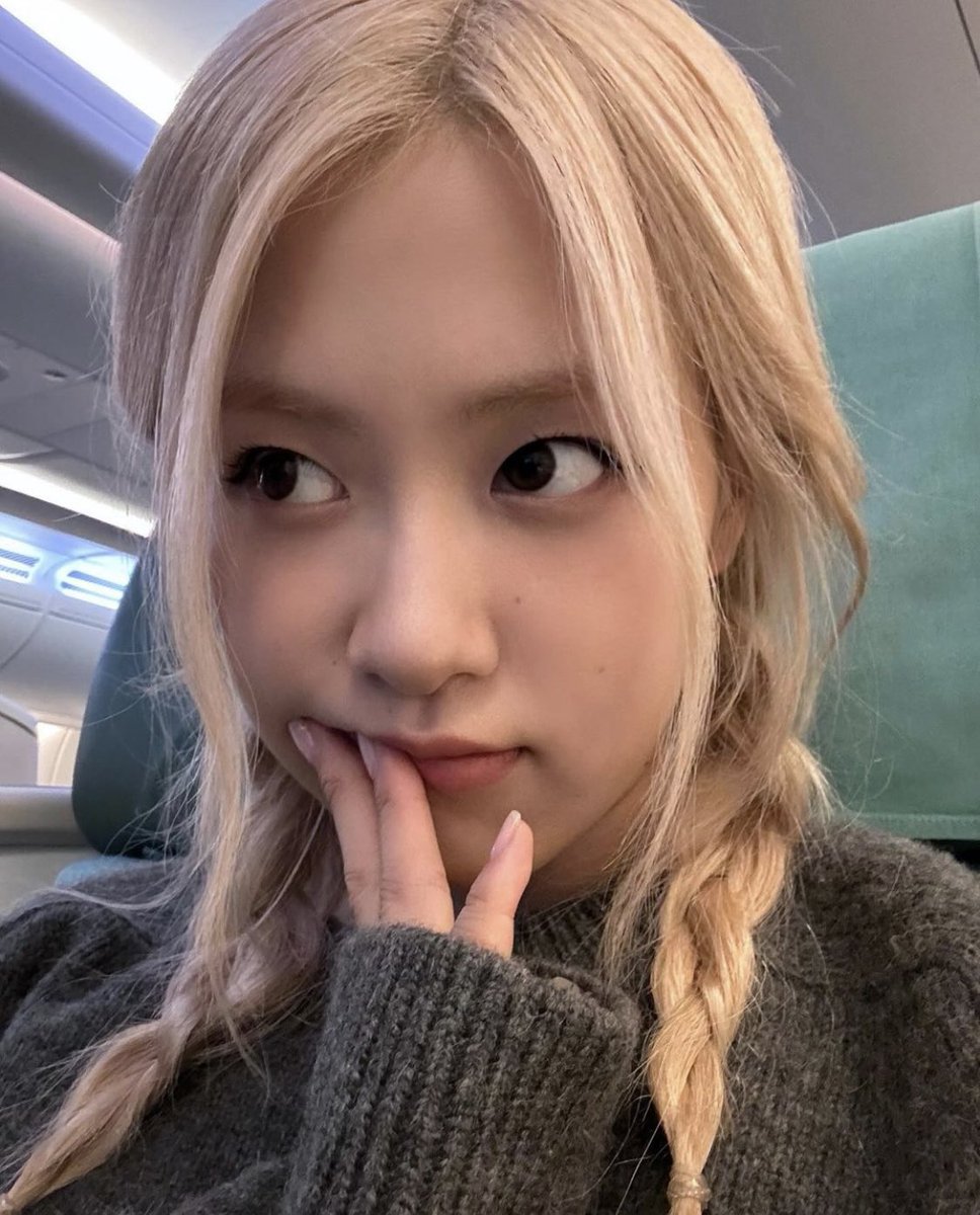 dailyroseselca's tweet photo. https://t.co/iO3SqyjwvY