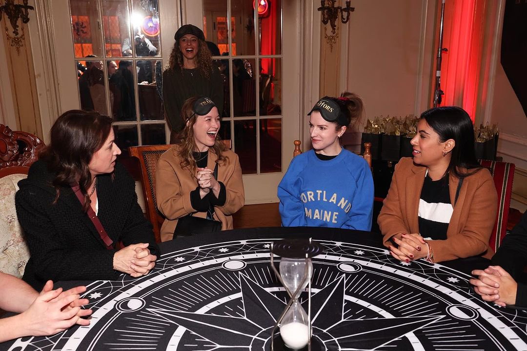 OurKendrick's tweet photo. 📸 | Anna Kendrick (@AnnaKendrick47) with Chrissie Fit, and Kelley Jakle, at 'The Traitors Experience' in LA.

© chrissiefit &amp; kelleyjakle https://t.co/qfg550yjK0