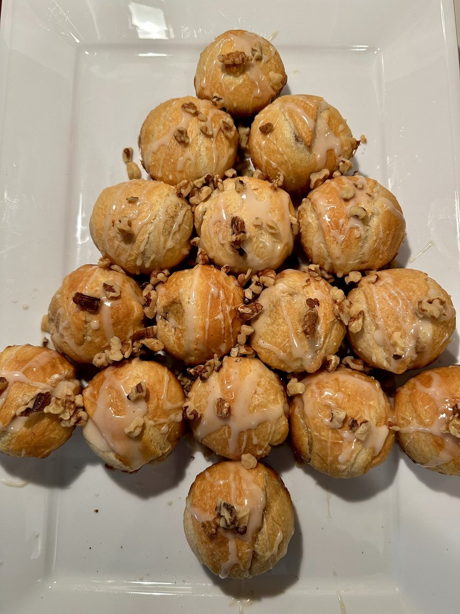 patrickjaywalsh's tweet photo. .@newheightshow @JasonKelce @tkelce @LauraWalsh83 Mama Kelce’s buns are always a hit at our family parties! #newnews #FlyEaglesFly https://t.co/t5DH7QB6UY