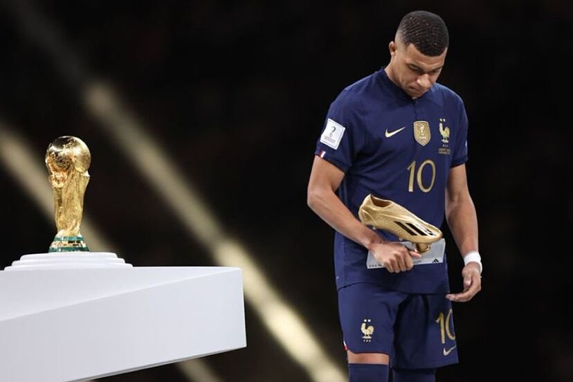 pabloopr_7's tweet photo. 5. Mbappe 2022

Ya de años anteriores mbappe dejó claro que sería uno de los mejores jugadores del mundo pero este año suyo en concreto me parece una locura tras dejar su huella marcada en el mundial de catar. Para mí sin duda alguna el mejor de ese mundial. https://t.co/RKIc3H7fsf