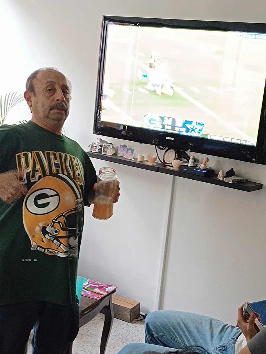 TornezAlejandro's tweet photo. #TuPaseCompleto @Zona_TUDN los saluda el más Packer https://t.co/NKE1ljhot4