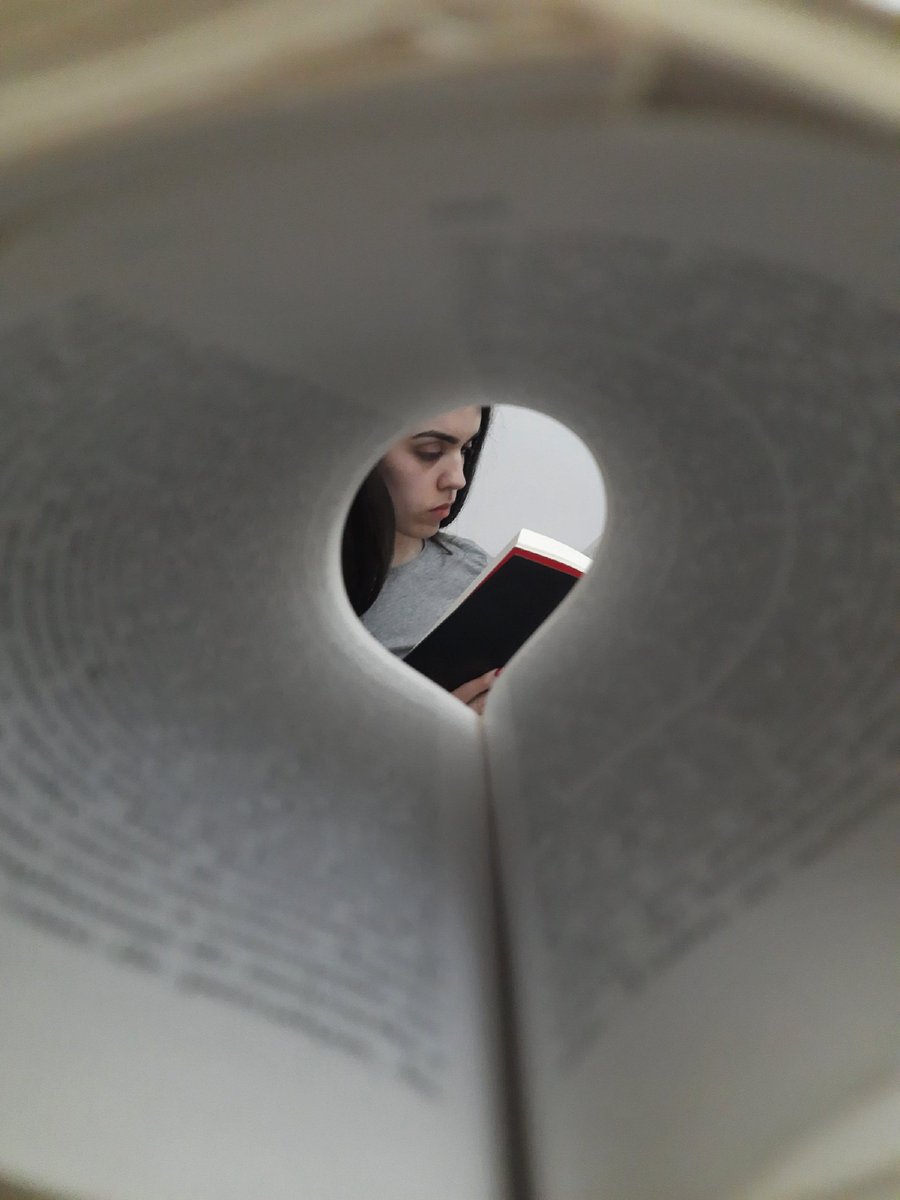 ItsAJAlmeida's tweet photo. @SamsungPortugal Que portal pode ser melhor que um livro? Algo que nos transporta para um mundo cheio de possibilidades e para lugares que nunca pensámos, vivendo as maiores aventuras 📚 #SamsungUnpacked #PortalGalaxyAI https://t.co/8Oj0iwlYcE