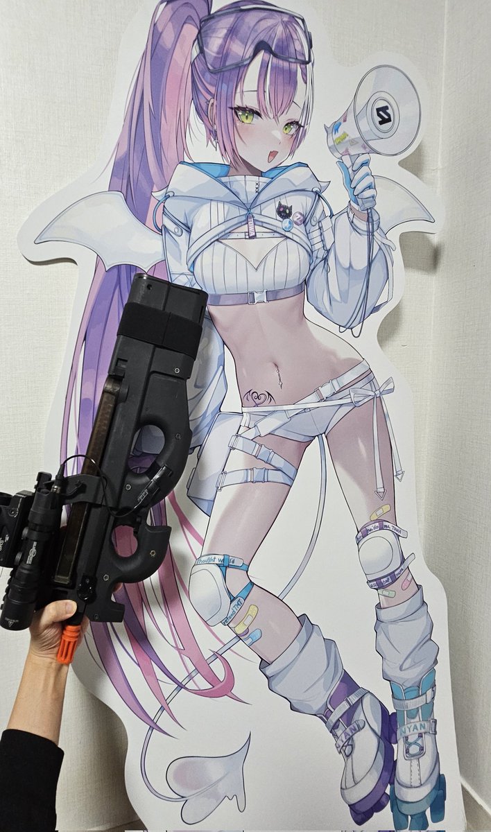 常闇トワ 「背が150くらいの女性がP90を持っていたらこんなかんじだな 」|炎ワ木🔥🌲のイラスト