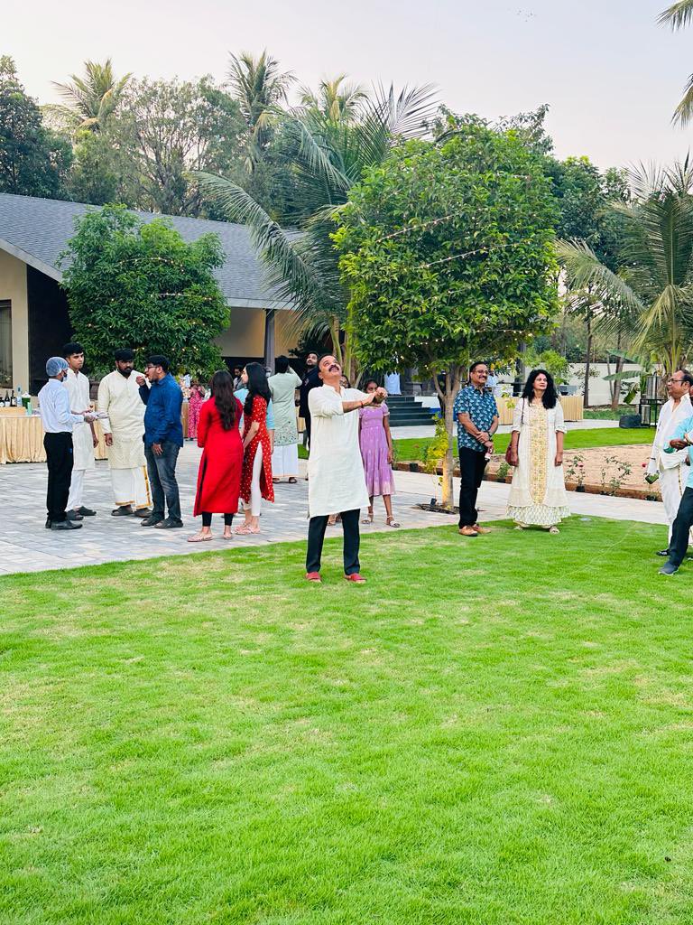 DrRanjithReddy's tweet photo. ఈ సంక్రాంతి పండుగ నా పార్లమెంట్ నియోజకవర్గ  ప్రజల జీవితాల్లో సరి కొత్త కాంతులు నింపాలని... 
పండుగ  వేడుకలను చేవెళ్లలో   మొయినాబాద్ మండలం యేoకపల్లి గ్రామoలోని నా క్యాంప్ ఆఫీసులో పతoగులు ఎగరేసి జరుపుకోవడం జరిగింది. 🪁 

#Telangana #TelanganaNews #Sankranthi #Sankranti #Pongal #SankrantiCelebration @BRSparty @KTRBRS #Chevella