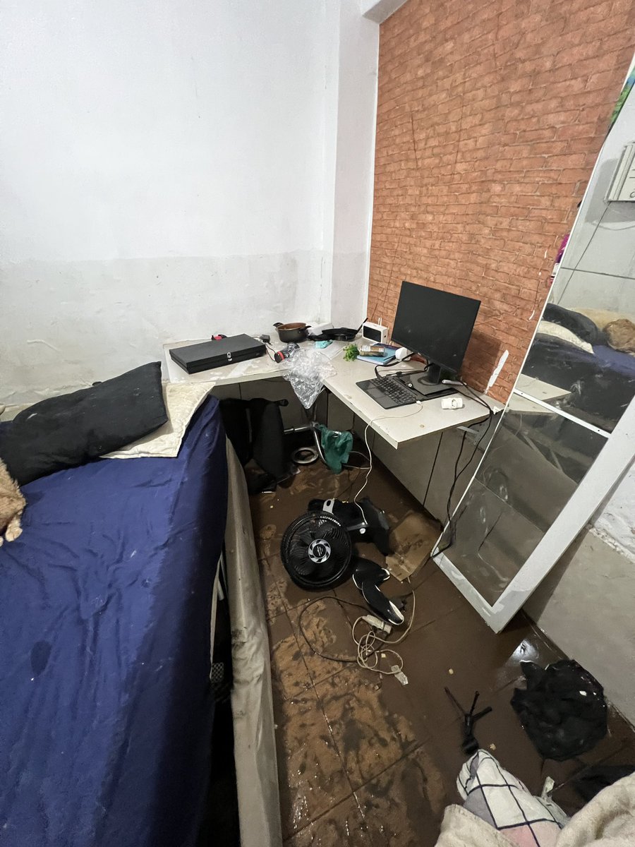 Orlloc_'s tweet photo. Caos.
A água ficou marcada acima do meu ombro, eu não estava em casa mas 3 dos meus gatos sim (saíram vivos pois o colchão boiou), uma noite de terror, vendo a vizinhança perdendo tudo, rastro de destruição que ficará marcado. 
Um momento que exige apoio, cuidado e gentileza. https://t.co/eDIQuRhFFP