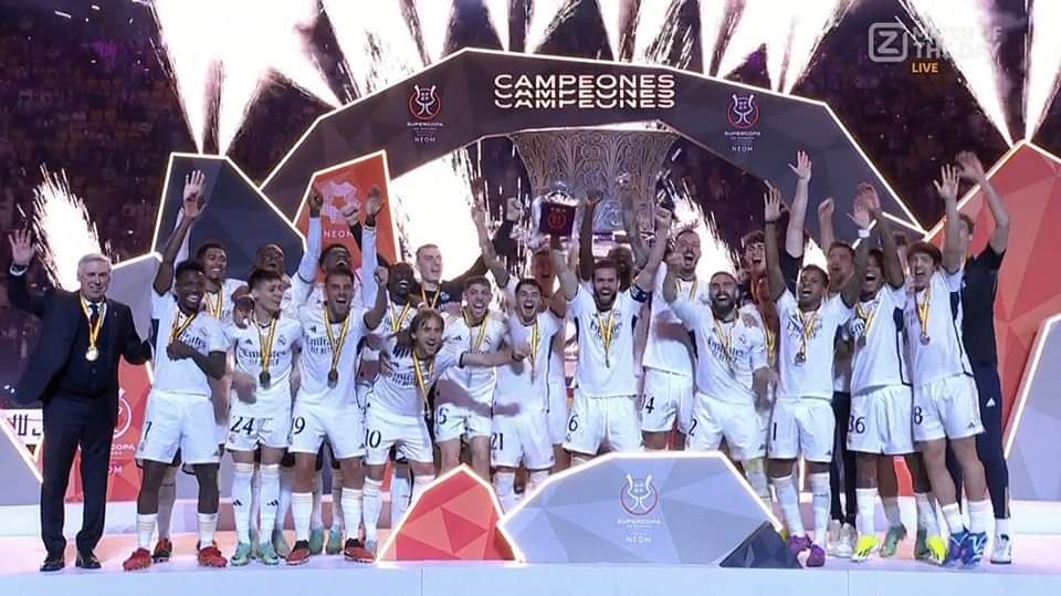 Regaine23's tweet photo. ⭐ ⭐ 𝗦𝗨𝗣𝗘𝗥 𝗖𝗢𝗣𝗔 𝗖𝗔𝗠𝗣𝗘𝗢𝗡𝗘𝗦 ⭐⭐
VAMOS🤍 💯 Team work n' well deserved
What a Night for Madridistas 
All Barca fans pls be quiet 4-1 year 😂😜
#ElClasico #SpanishSuperCup #SupercopaDeEspana #superSupercopa #Supercopa #RealMadridBarca #RealMadrid https://t.co/FTW4fKniUZ