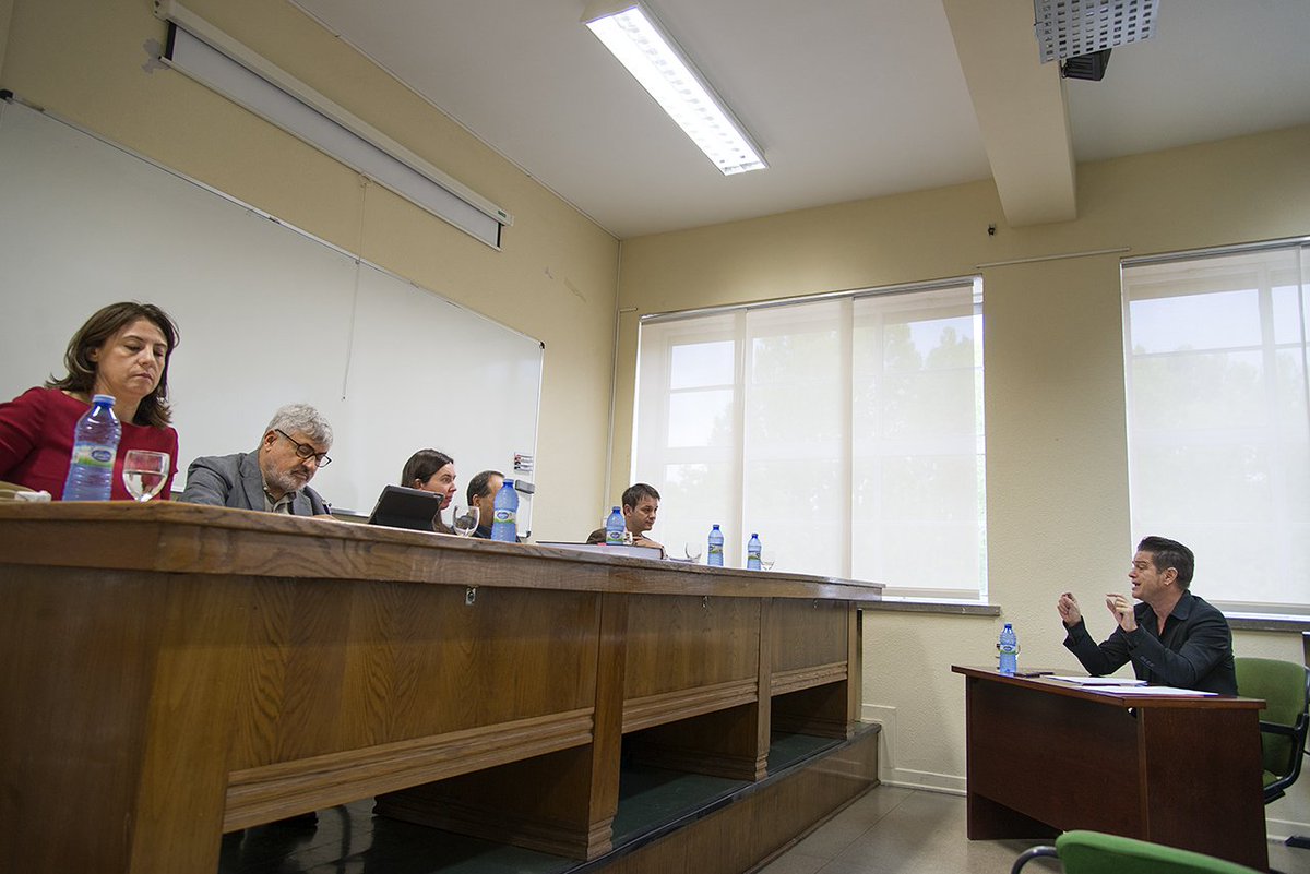 profsecundario's tweet photo. Al acto de lectura de mi tesis doctoral acuden cinco miembros del tribunal calificador, un director y una persona acojonada. El tribunal se constituye en un par de minutos, durante los cuales el director y la persona acojonada permanecen en el pasillo hablando de sus cosas. (En realidad, sólo habla el director porque la persona acojonada ya tiene bastante trabajo intentando coordinar el equilibrio bípedo con la respiración pulmonar). Transcurrido ese tiempo, el director y la persona acojonada son llamados y entran en la sala de juntas. 

Una vez sentado todo el mundo, el presidente del tribunal (que suele ser el de voz más penetrante) introduce la sesión y presenta a la persona acojonada, que exteriormente parece escuchar pero que interiormente se está felicitando por haber recordado cómo funciona una silla. A continuación, la persona acojonada dispone de unos quince minutos para exponer un resumen de su tesis de más de 300 páginas. En ese momento, la persona acojonada se aferra al guión de su intervención como una pequeña rata inane se aferraría a la ubre salvadora de su madre. 

Sorprendentemente, y pese a que los augurios de los días anteriores anunciaban una descoordinación verbal con atragantamiento y desmayo incluido, la persona acojonada consigue llegar al final de su exposición sin sufrir un colapso coronario. Poco a poco, mal que bien y sin apenas saber lo que ha dicho pero (¡importantísimo!) habiéndolo dicho, la persona acojonada empieza a calmarse y a volver a sentir el mundo bajo sus pies. 

Cada uno de los miembros del tribunal intervienen entonces con discursos insultantemente tranquilos y coordinados, realizan preguntas sólo para cumplir con el trámite y, al final de todas las intervenciones, la persona ya no tan acojonada consulta las notas que ha tomado con un pilot azul y aclara con extraña seguridad todas las dudas planteadas. 

El director realiza a continuación un breve monólogo, dedicado fundamentalmente a restarle importancia a los piropos recibidos por parte del tribunal; y después, tanto él como su dirigido (que, a esas alturas, ya cree medir más de dos metros) abandonan la sala para que el tribunal delibere. 

Pasados unos minutos, el director y la persona de dimensiones gigantescas son nuevamente convocados. La persona de dimensiones gigantescas se dirige otra vez a su silla (que ya le parece trono engalanado), se acomoda en ella y, nada más acomodarse, se apercibe de que todos los demás están en pie. La persona de dimensiones gigantescas sonríe, rectifica con dignidad y se planta humildemente, desde su grandeza, para recibir su inmejorable calificación. 

Consumatum est. 

Gaudeamus.