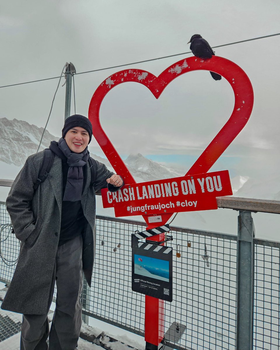 jeremyfavia's tweet photo. Same place, 2 weeks apart.

My 4th time being on #TopOfEurope 🗻🇨🇭❄️

Welcome (again) to📍Jungfraujoch

Also, I made more friends this time around 🐦‍⬛🐦‍⬛🐦‍⬛ 

#inLOVEwithSWITZERLAND #GrandTrainTour #SwissTravelPass #SwissTravelSystem 
@swisstravelsystem @myswitzerland https://t.co/gN6nPSZrFn