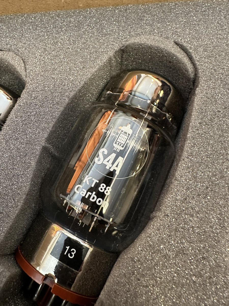 PacificDeva's tweet photo. KT88 Carbon上陸 https://t.co/GZZPc4DcGE