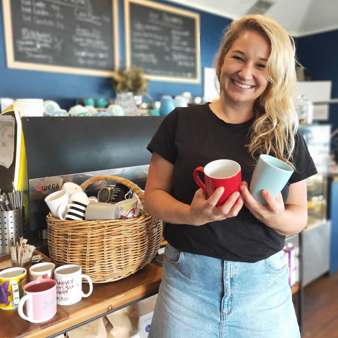 We love seeing the efforts by small businesses to reduce packaging long after July is over. In Albany, Western Australia, Kate 👋🏼 owner of Em Point Café set up a basket of second-hand and donated cups for customers to borrow instead of using a disposable cup💚 #PlasticFreeJuly