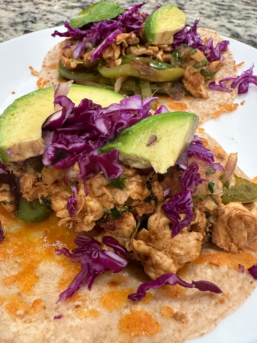 free_style_chef's tweet photo. Finishing the weekend strong with loaded tacos! 💪🌮
The load: fajita chicken, peppers & onions, cheese, spicy salsa, purple cabbage & avocado.
#fajitas #taconight #tacos #tacotime #chicken #mexicanfood #dinner #dinnertime #salsa #avocado #purplecabbage #onions #peppers #spicy https://t.co/QC1MARP1Kd
