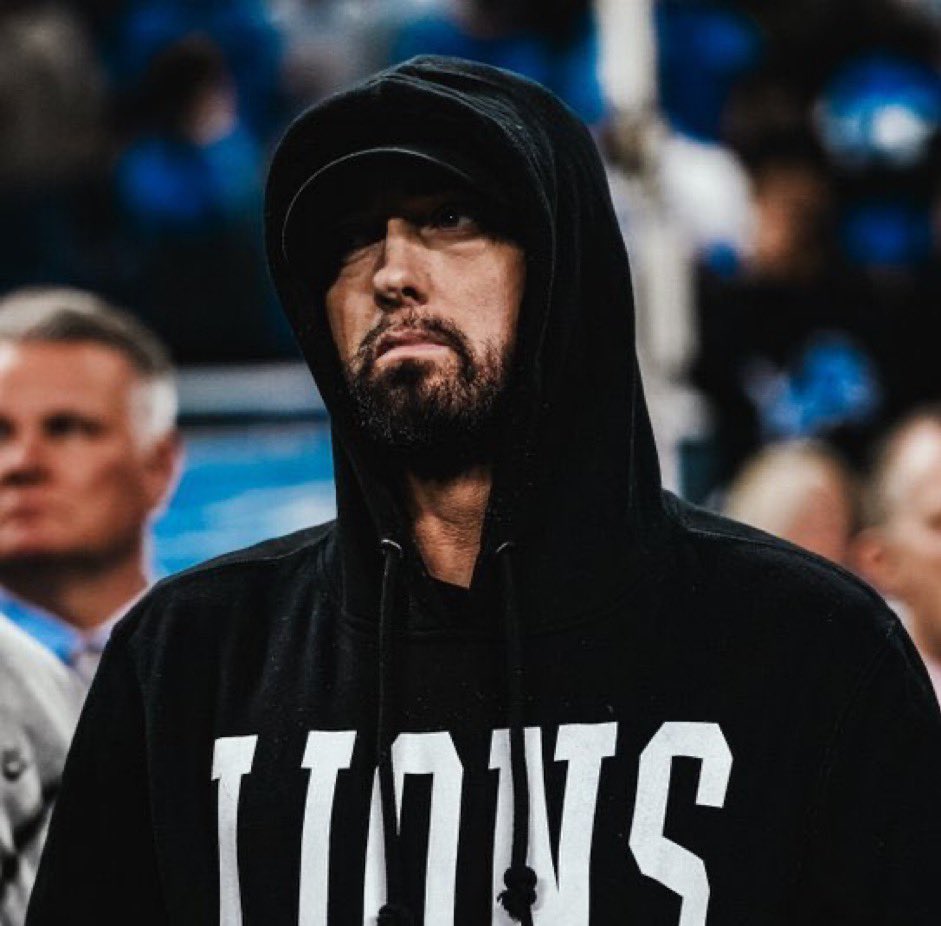 I’ve been gone for 4 days and Eminem has showed up at the Detroits game, new pic, and is trending on twitter 😭 I LOVE IT
#Eminem2024