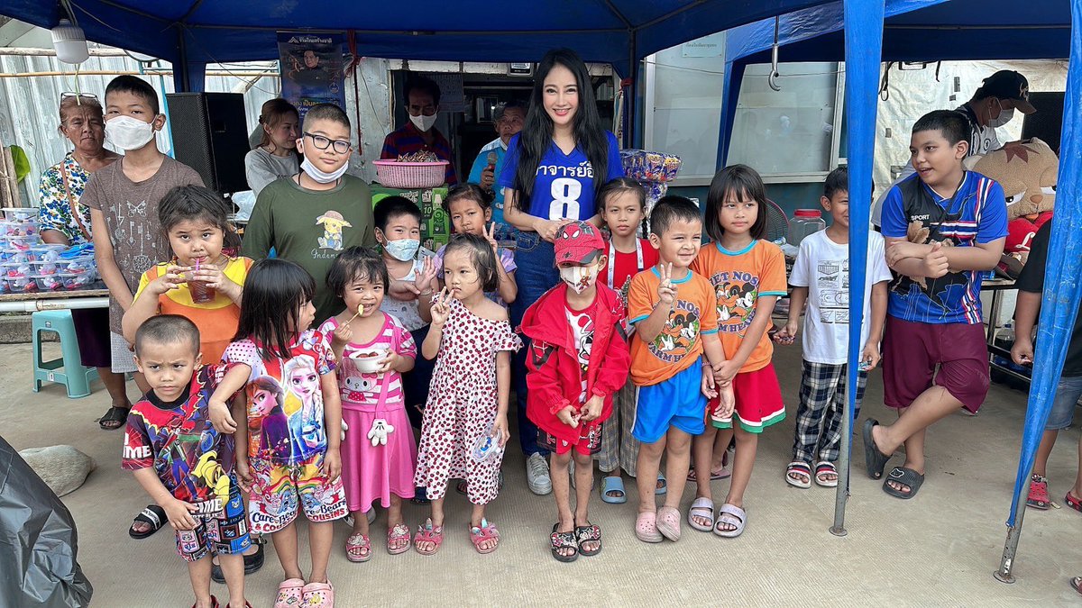 อาจารย์อิ๊ก ลงพื้นที่ ชุมชนประเสริฐเปรมประชา วันนี้เป็นซานตี้ มากับของเล่น
ของขวัญจับฉลาก สนุกมากคะ