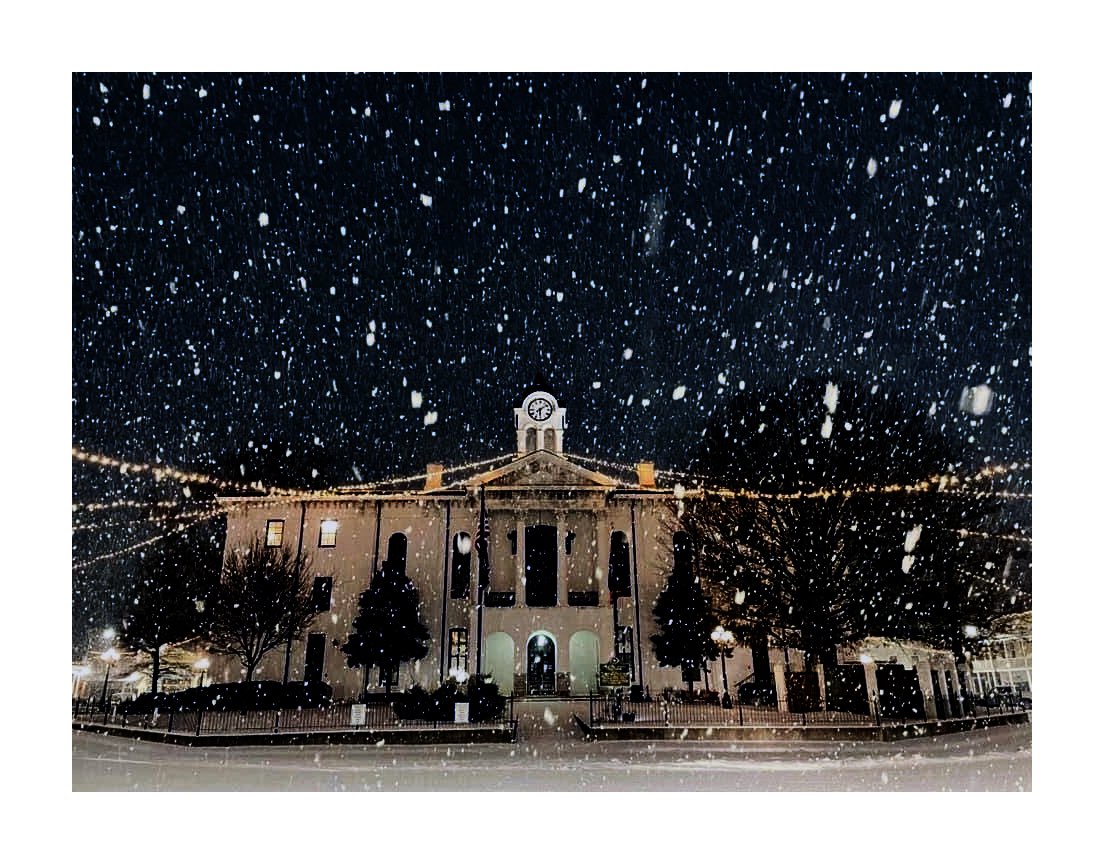Our snow globe town looks so great during winter. Hotty Toddy, Oxford! 🥶❄️❄️❄️❄️❄️🥶