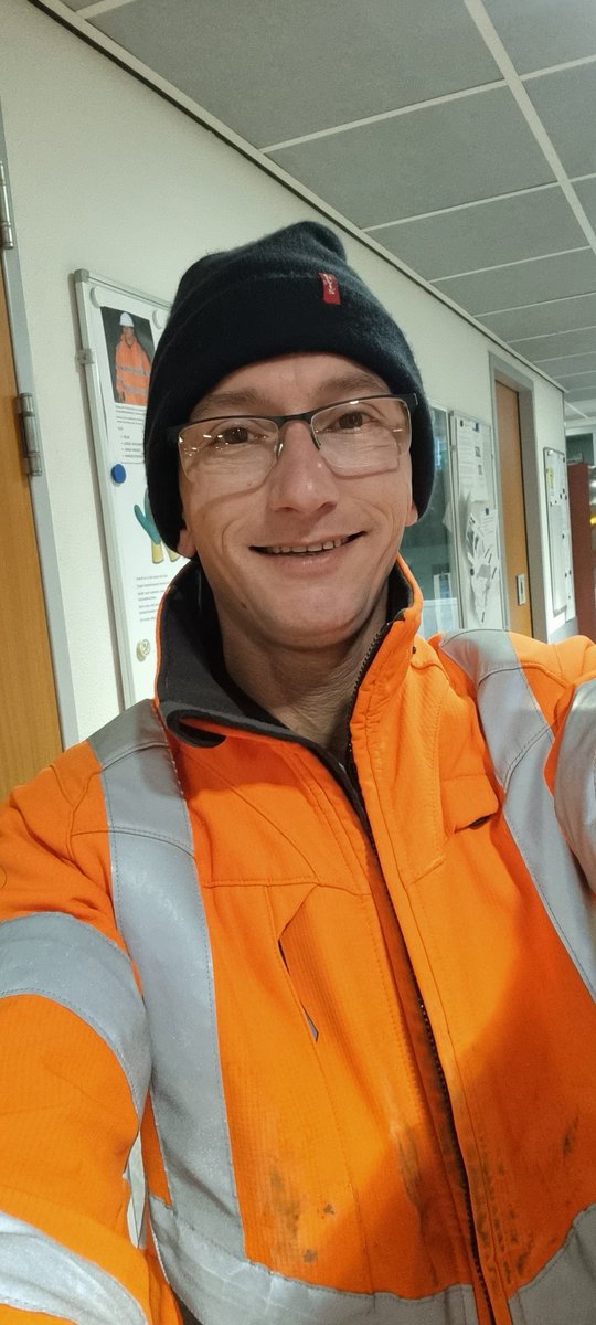 WillemsJeffrey's tweet photo. We zijn weer op pad. ❄️
Zorgen voor veilige wegen en bruggen.  

#LoveMyJob
#Strooidienst #Strooihelden #ReinigendeReporter #Circulus #Buitenruimte #Apeldoorn #Deventer #Sneeuw https://t.co/cb1OEwPrTO