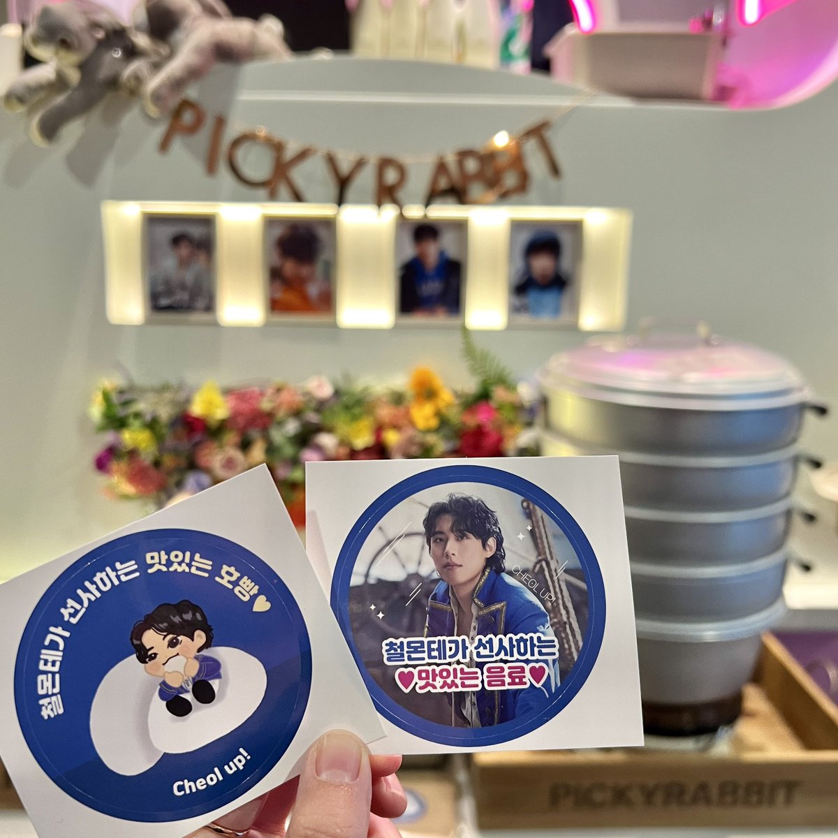pickyrabbit87's tweet photo. ‘호빵은 먹는 자의 것,
커피는 마시는 자의 것’
철몬테가 선사하는 맛있는 음료와 호빵ෆ 
뮤지컬 <몬테크리스토> 
김성철 배우님 커피차 서포트 !

-
#커피차 #김성철 #몬테크리스토 #뮤지컬 #충무아트센터 #철몬테 https://t.co/Vf545QzKoO