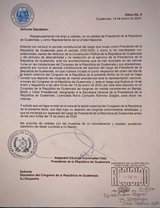 DrGiammattei's tweet photo. Ante el riesgo de llegar a media noche sin iniciar los actos protocolarios, en este momento hice entrega de los símbolos de la Presidencia al @CongresoGuate para que se me dé por separado del cargo como lo establece la Constitución de la República. https://t.co/I5TUTYBYG8