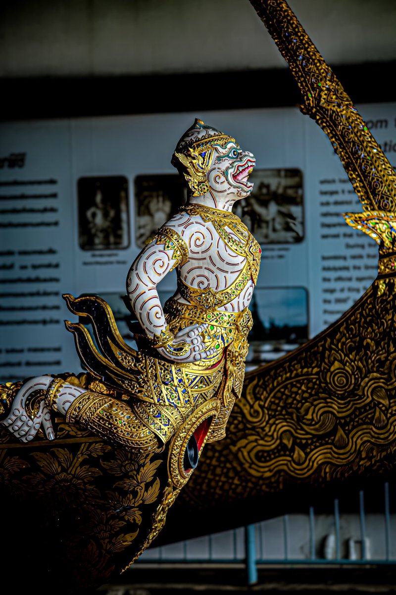 Hanuman  Barge #eos70d #canon70d #eoscanon #camera #traveler #travel #perfectcolor #thaipattern #photography #architecture #barge #garuda #เรือกระบี่ปราบเมืองมาร #หนุมาน #hanuman #monkey #photographer #culture  #carve #carvewood #ท่องเที่ยวไทย #เที่ยวทั่วไทย #thaiart #artwork