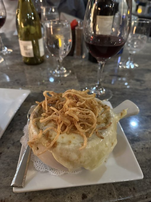 French onion soup cures my depression fr; especially this one https://t.co/NNdumBynr4<a href="/tag/onmfc"class="tags"><span>#onmfc</span></a>