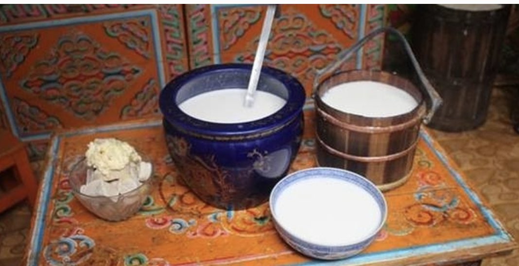 #Айраг аваарай, #Айраг аваарай!!

Цагаан сарынхаа ширээг чимэх #Булганы айргаа аваарай. 
Маш гоё амттай #айраг, Амталгаа хийлгэнэ, хүргэлттэй 1л нь 10.000₮.
Хуучин авдаг байсан жиргээчид минь нөгөө л #айраг шүү. Захиалга авч байгаад өөрөө хүргээд өгнө. 
Утас: 96 688402
#RT