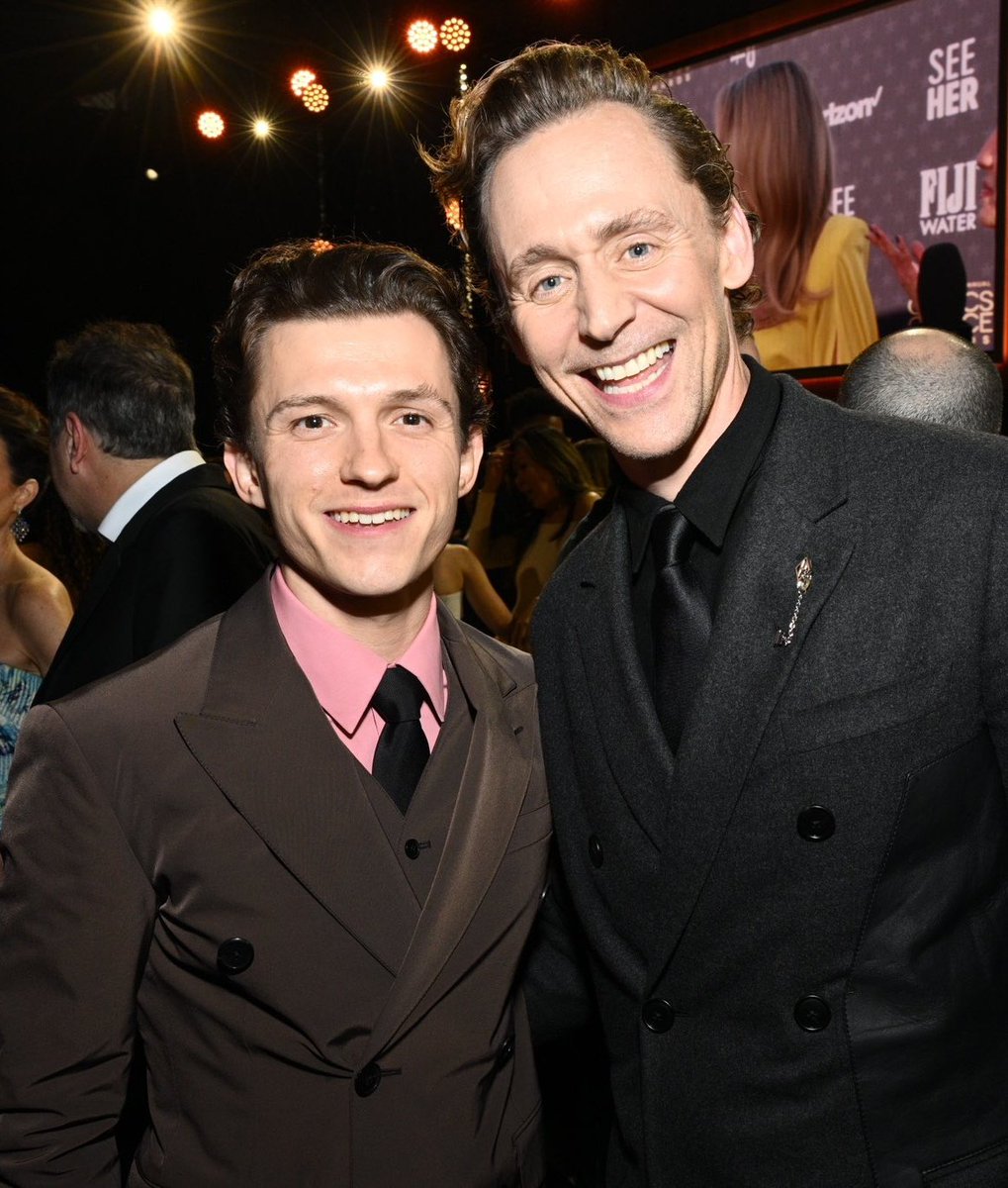 MarvelsContent's tweet photo. Tom Holland and Tom Hiddleston at the Critics Choice Awards. https://t.co/ZZWXPvEiO5