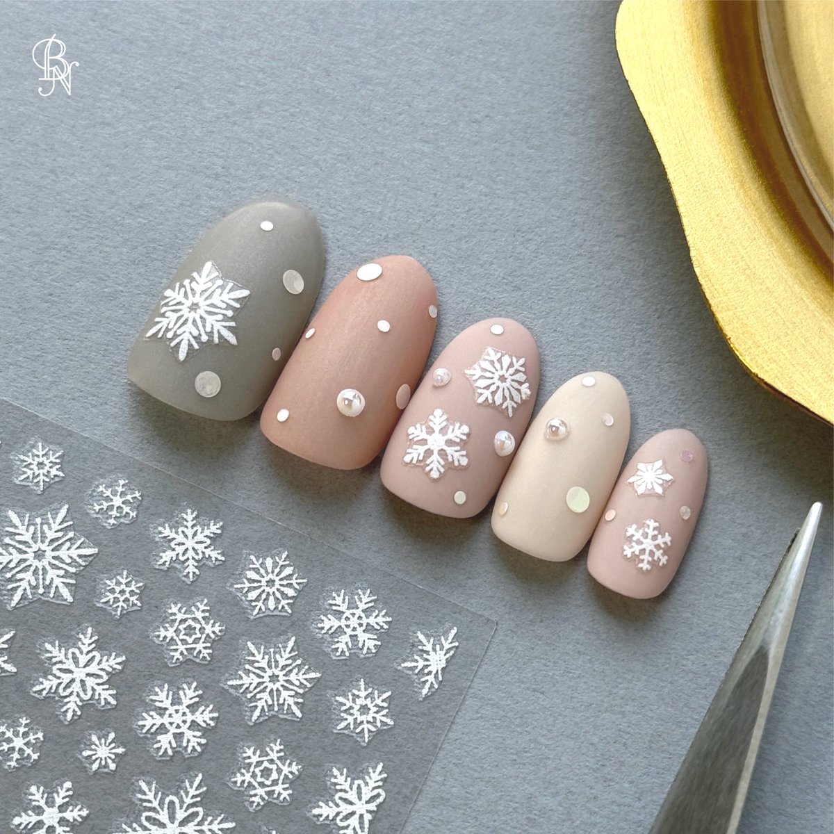 nailbn1's tweet photo. 冬ネイルに大活躍の雪の結晶ネイルシール❄️✨
今回は特別大容量の限定販売！
サロン使いにもオススメです💅
■雪の結晶ネイルシール 30枚セット
商品番号： EC‐NS-01 
★BN楽天通販　限定発売中🛒★
#ネイルシール #雪の結晶ネイルシール  #ウィンターネイル  #ビーエヌ #ビーエヌネイル #madeinjapan https://t.co/8M4OGiGnOo