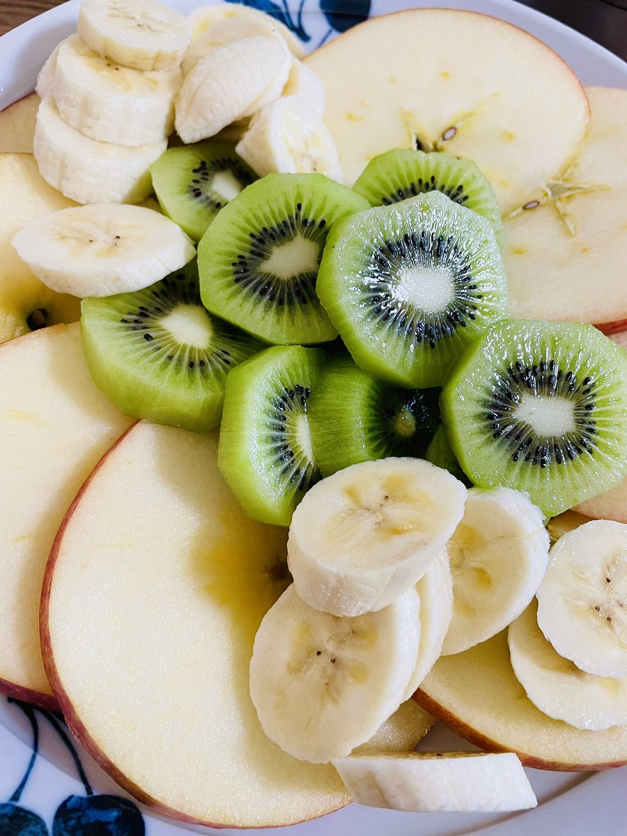 休日の朝にフルーツを食べられるしあわせ〜！