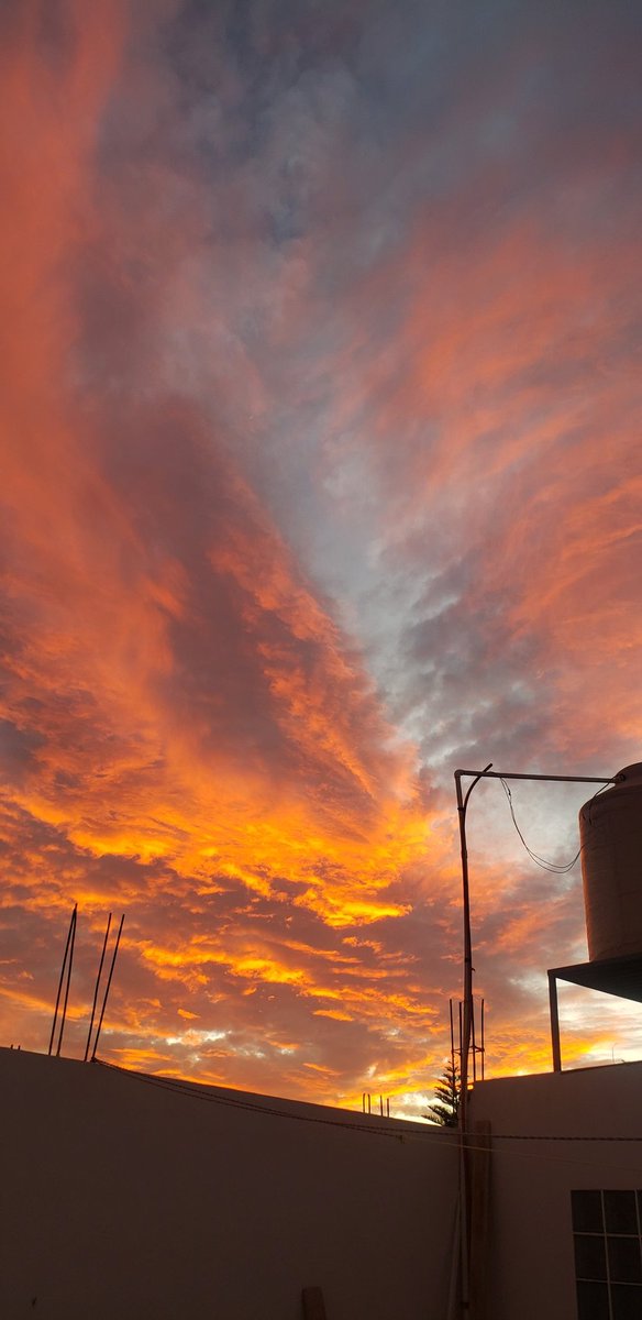 Ev3rywh3r3's tweet photo. Así mi atardecer de hoy...
Despidiendo el domingo
#NubesRojas
Dispersión de Rayleigh.. https://t.co/w8sRJ3xdNO