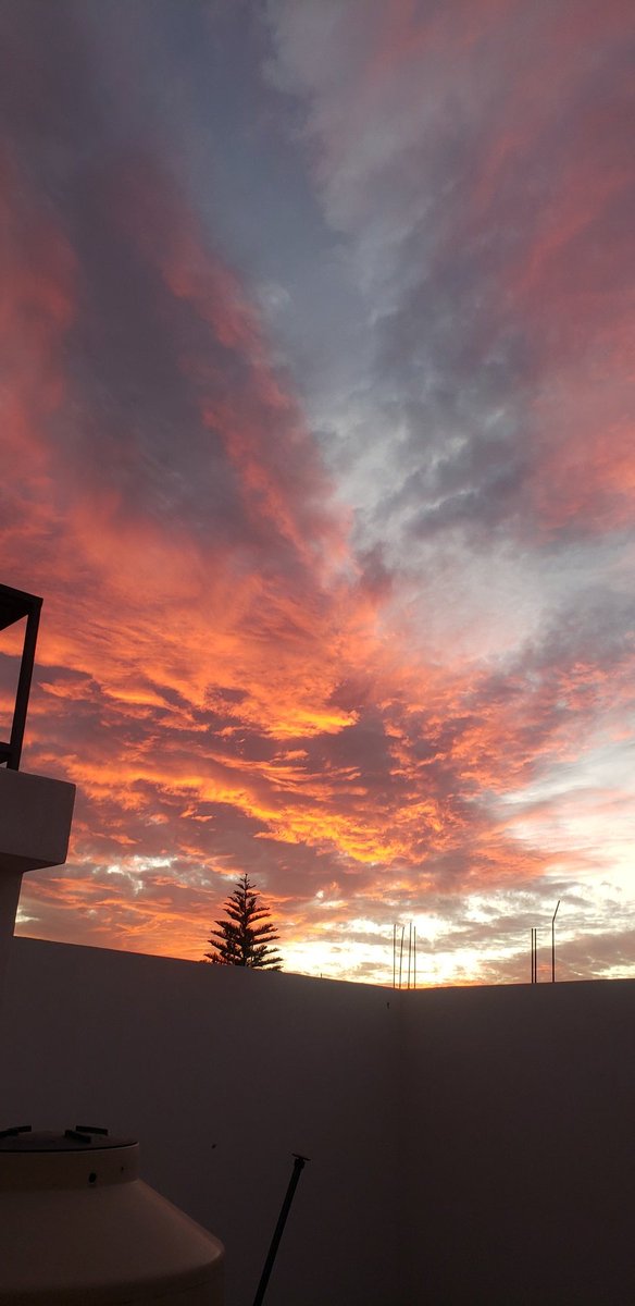Ev3rywh3r3's tweet photo. Así mi atardecer de hoy...
Despidiendo el domingo
#NubesRojas
Dispersión de Rayleigh.. https://t.co/w8sRJ3xdNO
