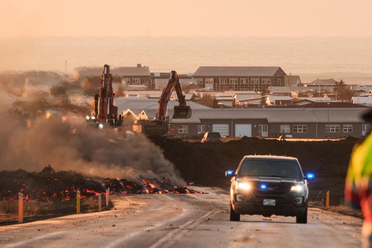Verone3784's tweet photo. Insane pictures from #grindavik over the course of today. My heart goes out to all the residents down there, this is horrible.

Makes me wish I was mad rich and I'd build them new houses. 

#reykjavik #iceland #reykjanes #IcelandVolcano #volcano #icelanderuption https://t.co/wOjOH62KHI