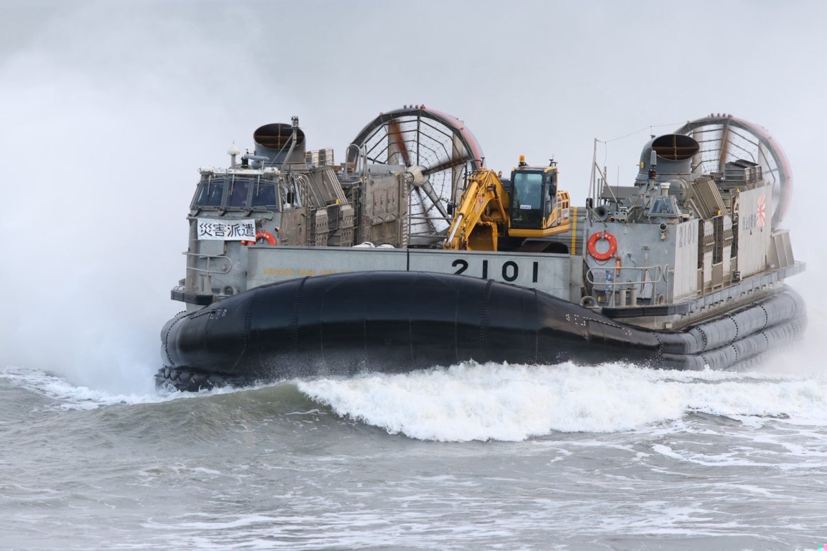 海上自衛隊 は輸送艦 #おおすみ 搭載の #LCAC により国土交通省職員