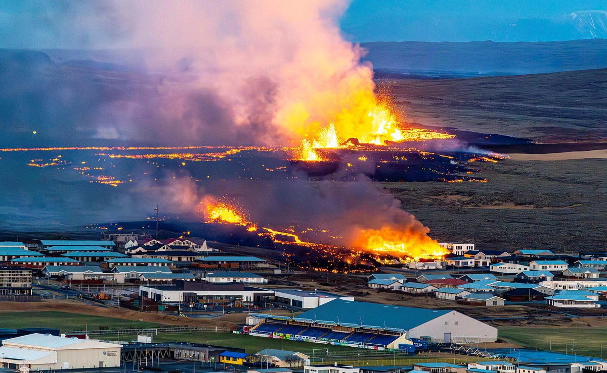 Verone3784's tweet photo. Insane pictures from #grindavik over the course of today. My heart goes out to all the residents down there, this is horrible.

Makes me wish I was mad rich and I'd build them new houses. 

#reykjavik #iceland #reykjanes #IcelandVolcano #volcano #icelanderuption https://t.co/wOjOH62KHI