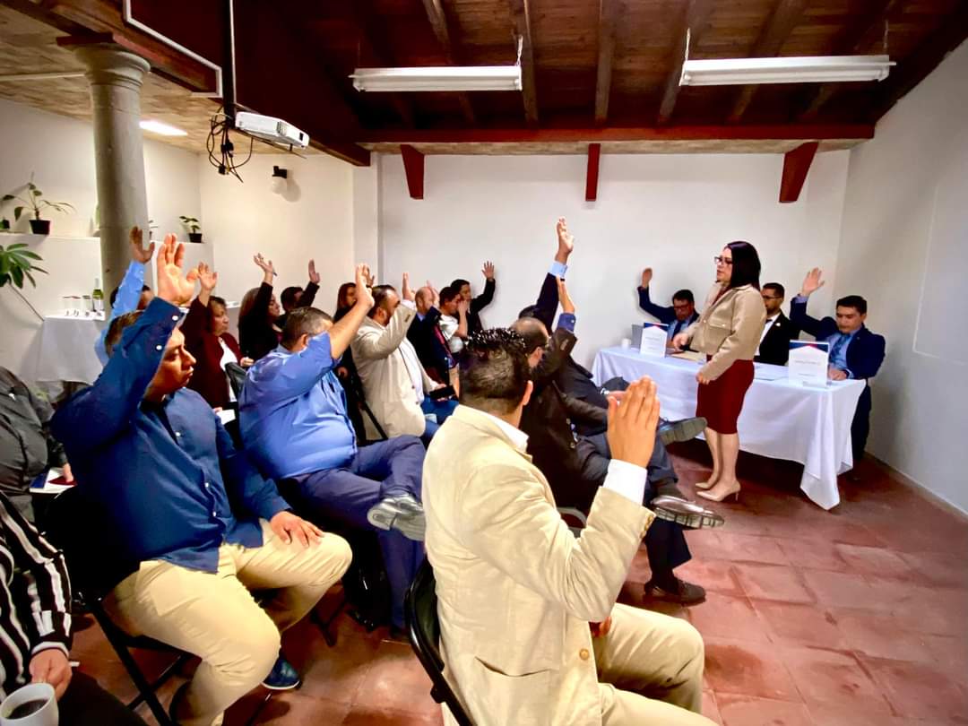 CANACINTRA_XAL's tweet photo. Se llevó a cabo la Sesión Anual Ordinaria de la Delegación #CANACINTRAXalapa, en este importante evento, el Mtro. Miguel Hernández Díaz, Presidente de la Delegación, presentó un detallado Reporte de Actividades de la Mesa Directiva el cual se analizó, discutió y se aprobó. https://t.co/sQ8RjXaZLa