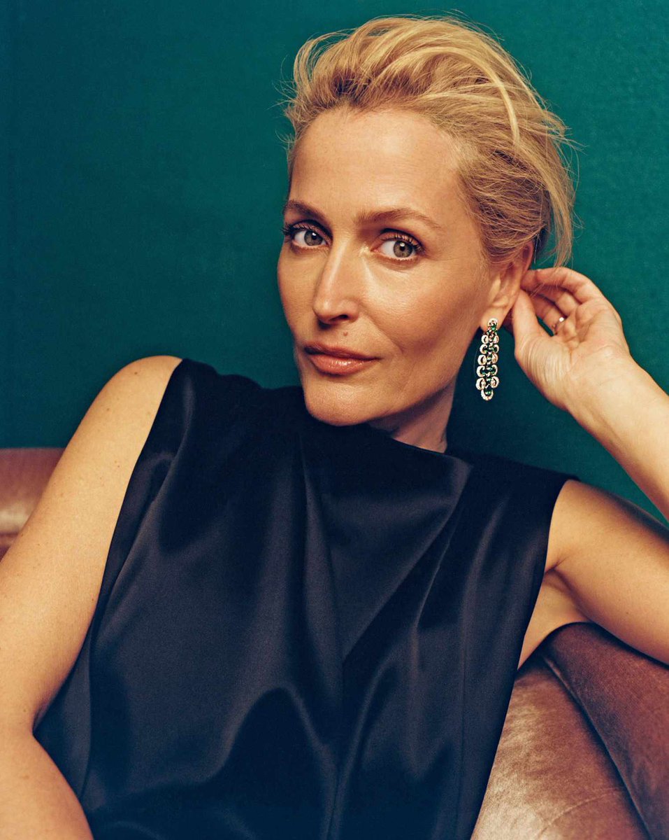 CrizyLee's tweet photo. Gillian Anderson 🔥 https://t.co/sHL9GR76Rj