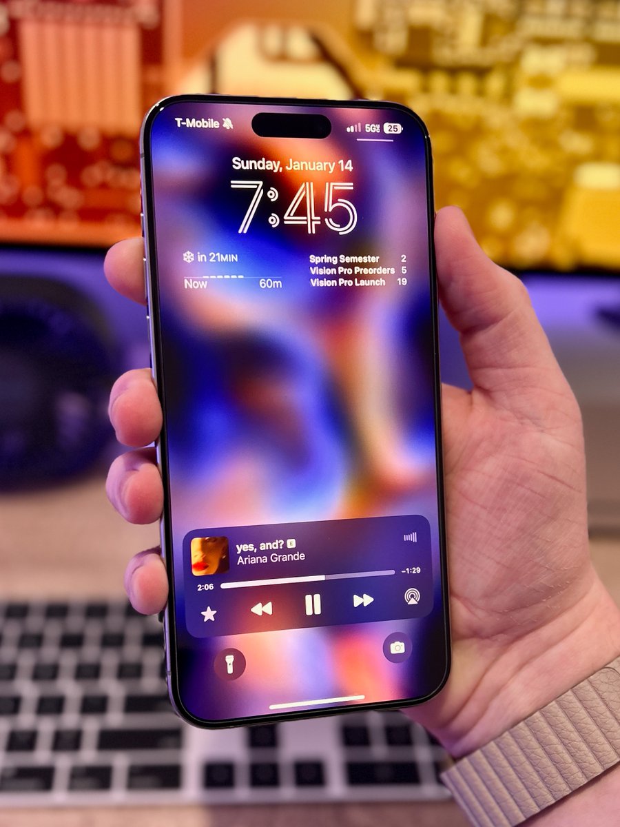 DylanMcD8's tweet photo. Made this Apple Vision Pro "Prismatic" wallpaper! https://t.co/c3NGfN0m5G