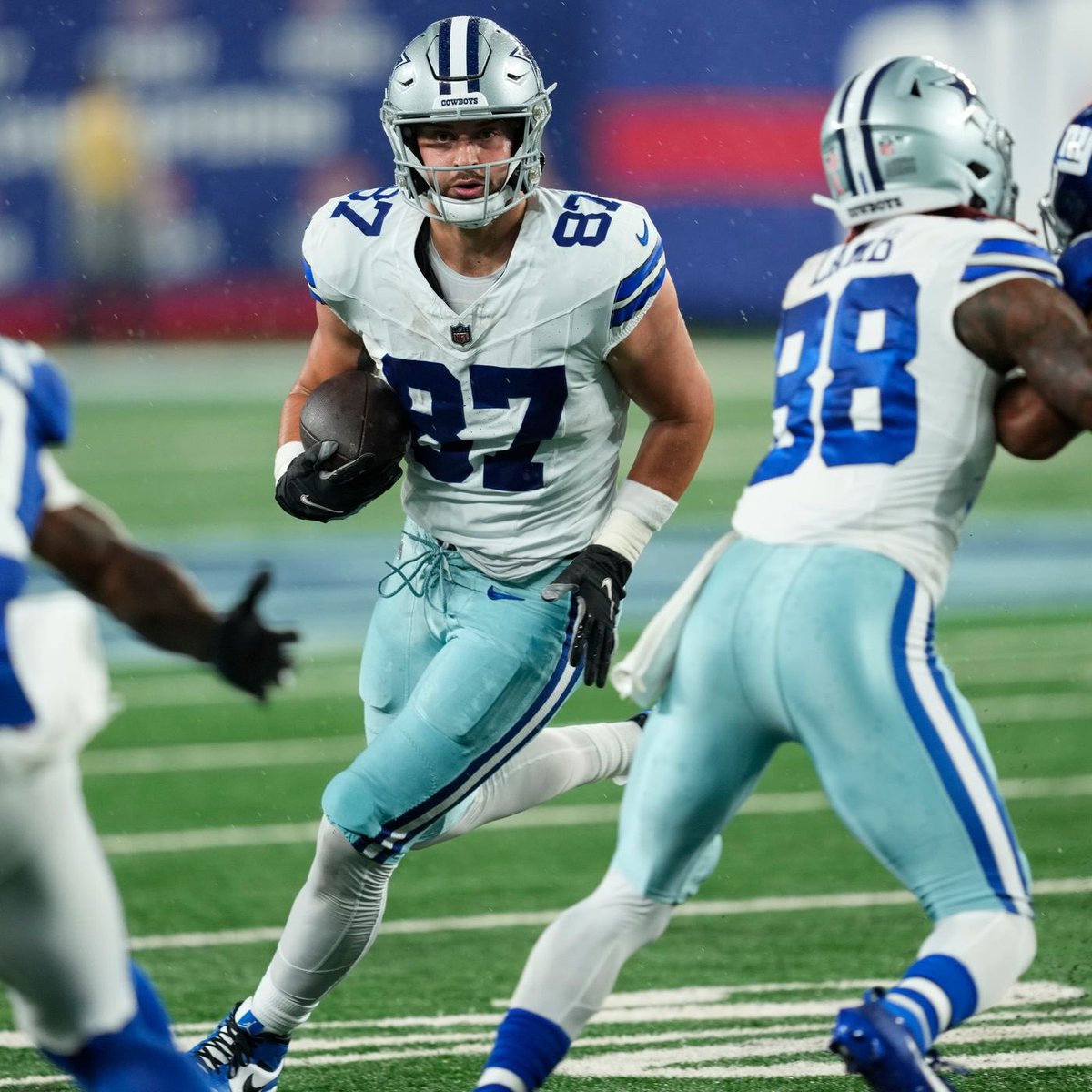 Jake Ferguson today played his heart out despite the embarrassing loss to the Packers:

🔥 10 REC
🔥 93 Yds
🔥 9.3 AVG
🔥 3 TDs

Officially one of the best Tight Ends in the NFL ⭐️