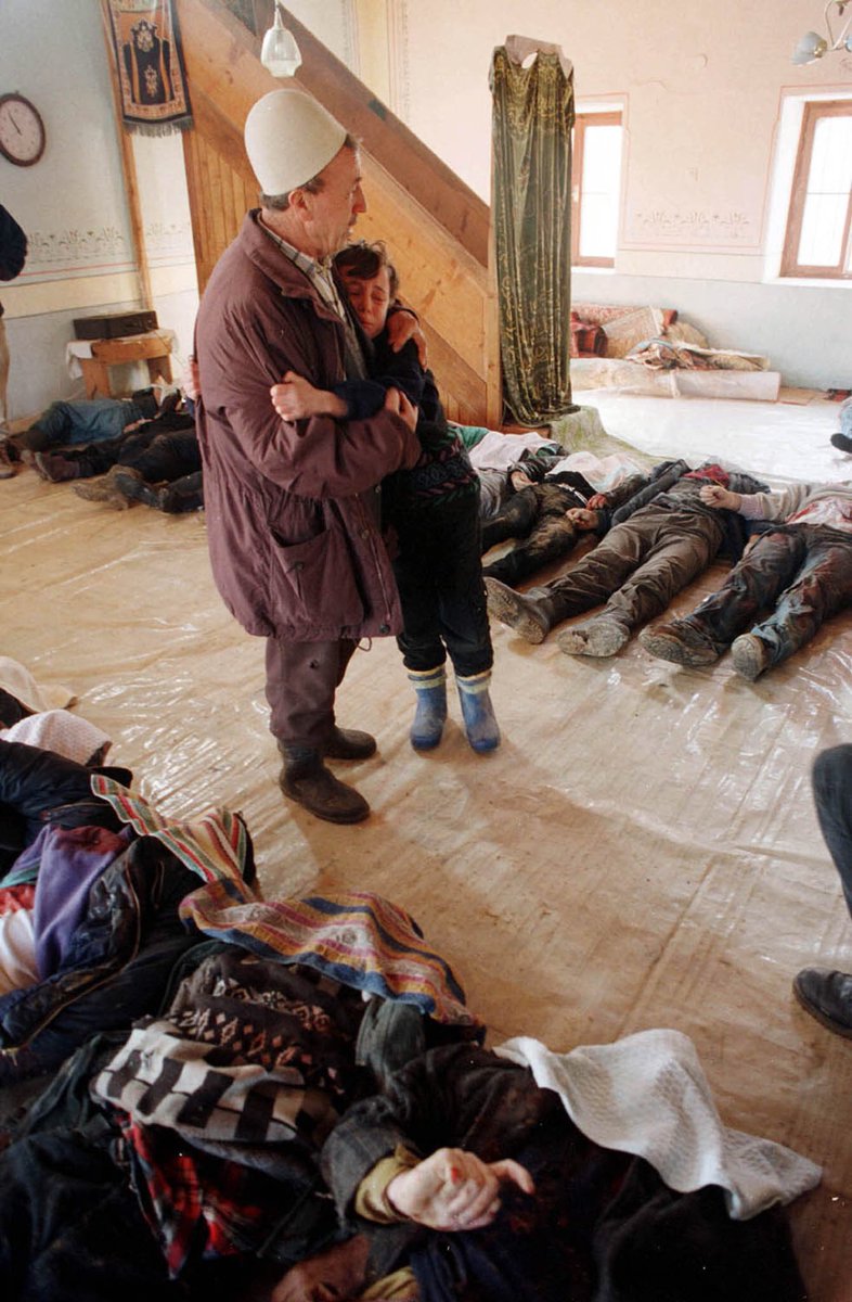SNatyrale's tweet photo. Duke i përseritur fjalët "S'kena çka me ba o babë"

I mbijetuari i vetëm i familjes bashkë me gjyshin e tij.

📷#Reçak, 15 Janar 1999. https://t.co/VccFDsJYLz