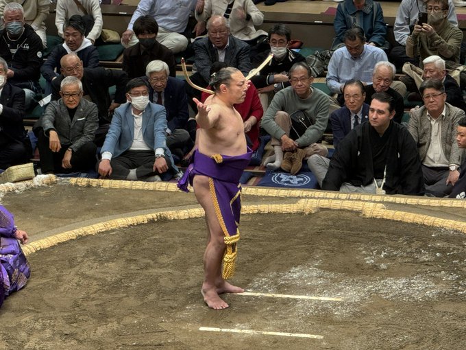 GD2E7VsaIAA3pPd?format=jpg&name=small