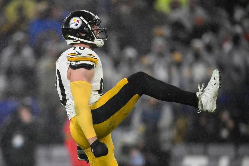 MLFootball's tweet photo. TJ WATT, DEFENSIVE PLAYER OF THE YEAR: 

DPoY candidates Micah Parsons and Myles Garrett combined in the playoffs

• ZERO sacks
• ZERO tackles for loss 
• 1 quarterback hit
• Their defenses combined gave up 72 points

😱😱😱

(Via @StatsGuyDaniel) https://t.co/bffCJDjDq2