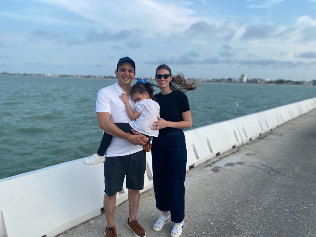 erikrihaniglez's tweet photo. Subimos al #muelle fiscal para disfrutar en #familia de la caminata “Atardecer Sobre el Mar” organizado por la #ASIPONAProgreso.  

¡Alexis, Ana y yo, les deseamos que sigan teniendo un #domingoenfamilia increíble! 

#FelizDomingoATodos https://t.co/rKXBrXI2k6