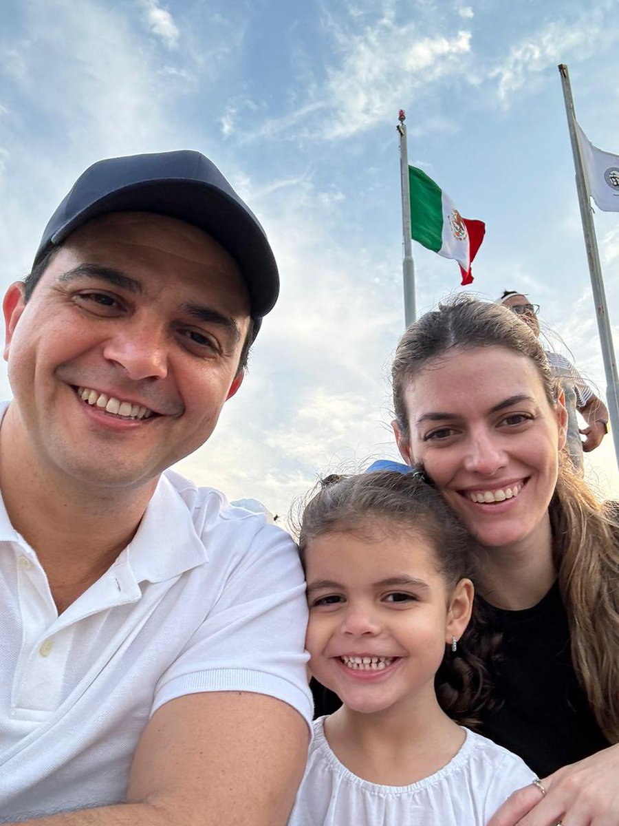 erikrihaniglez's tweet photo. Subimos al #muelle fiscal para disfrutar en #familia de la caminata “Atardecer Sobre el Mar” organizado por la #ASIPONAProgreso.  

¡Alexis, Ana y yo, les deseamos que sigan teniendo un #domingoenfamilia increíble! 

#FelizDomingoATodos https://t.co/rKXBrXI2k6