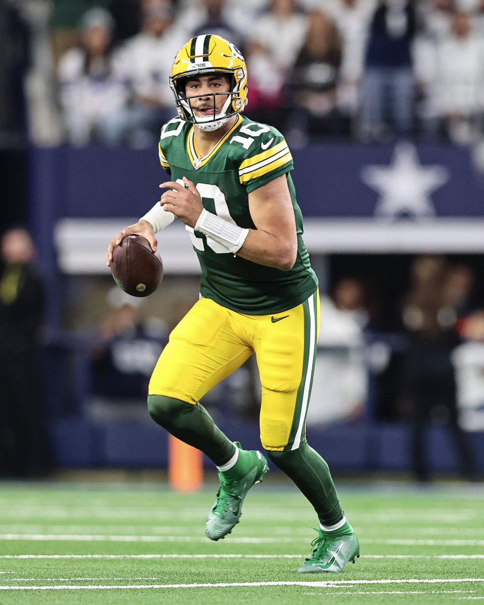 BleacherReport's tweet photo. Jordan Love in his playoff debut 🧀

16/21
272 YDS
3 TD
157.2 QBR

Onto the 49ers in the Divisional 🔜 https://t.co/Y3NoZRdPZF