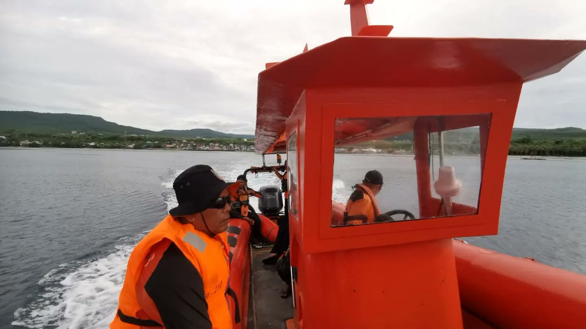 HumasSARKendari's tweet photo. Buton Selatan, 15/01 -- Ops SAR H5 terhadap 1 org nelayan yang belum kembali dari melaut dgn menggunakan longboat disekitar perairan teluk lande kembali dilanjutkan
#basarnaskendari
#possarbaubau
#rb210
#humassar304 https://t.co/6aKuU9dssJ